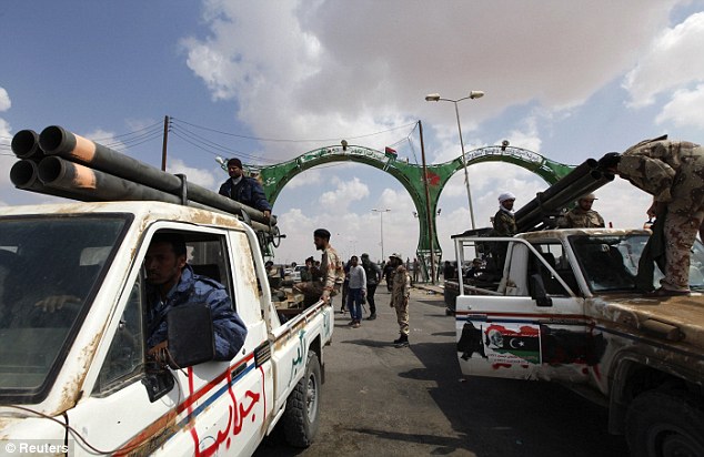 利比亞政府軍再遭北約空襲 卡扎菲現身學校號召趕走侵略者