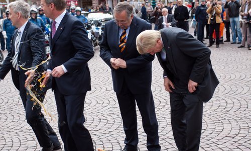 德國總統(tǒng)遭“蛋襲”保持淡定 自我解嘲顯風度