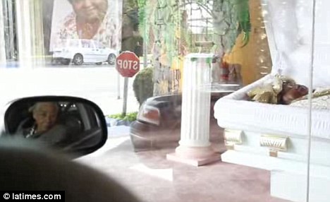 美國(guó)人推出“櫥窗葬禮” 親友可坐在車內(nèi)瞻仰遺容