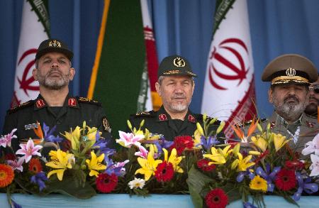 伊朗舉行閱兵式慶祝建軍節 展示新型武器（圖）