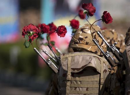 伊朗舉行閱兵式慶祝建軍節(jié) 展示新型武器（圖）