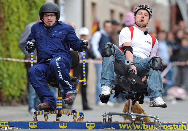 辦公椅也能比速度？德國另類大賽吸引眼球