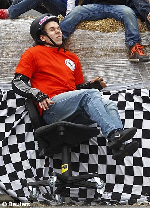 辦公椅也能比速度？德國另類大賽吸引眼球