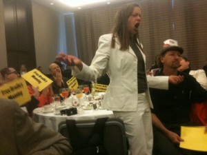 美司法部調查油價飆升真相 奧巴馬尷尬聽“抗議歌”