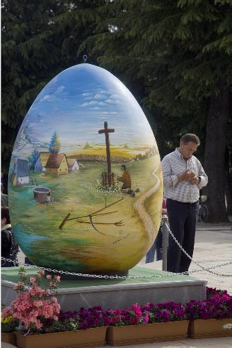 西方各國慶祝復活節 祈禱游行相得益彰畫卷多彩