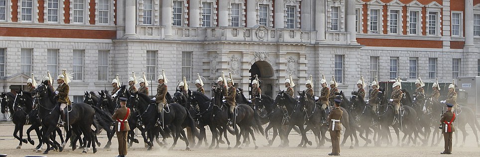 威廉凱特彩排婚禮 千名軍人深夜演練