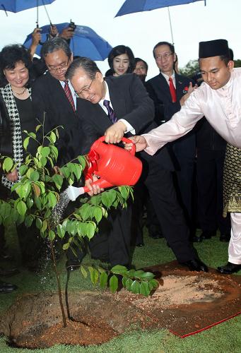 國務院總理溫家寶與馬來亞大學青年學子交流側記