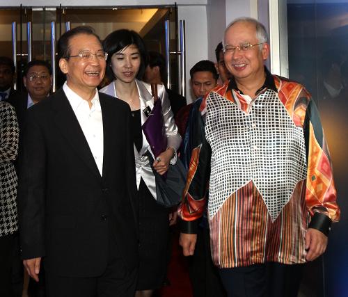 溫家寶與馬來西亞總理舉行小范圍會見并出席宴會