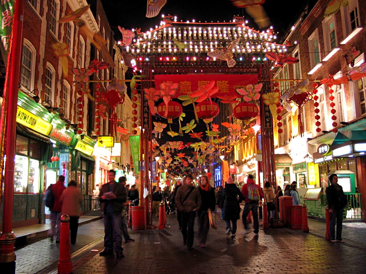 唐人街張燈結彩 留學生倫敦見證威廉婚禮