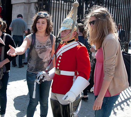 花絮:矮個衛兵成明星 卡梅倫“故地重游”