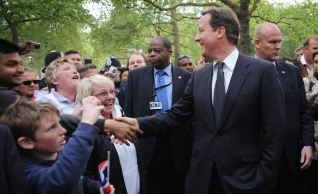 花絮:矮個衛(wèi)兵成明星 卡梅倫“故地重游”