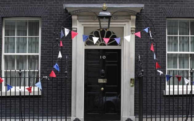 花絮：矮個(gè)衛(wèi)兵成明星 卡梅倫“故地重游”