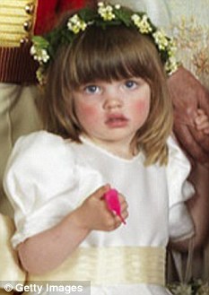 威廉結婚照驚現(xiàn)“蟲子” 原是哈里給小花童的玩具