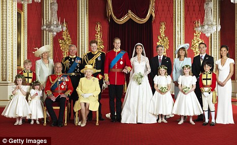 威廉結婚照驚現(xiàn)“蟲子” 原是哈里給小花童的玩具