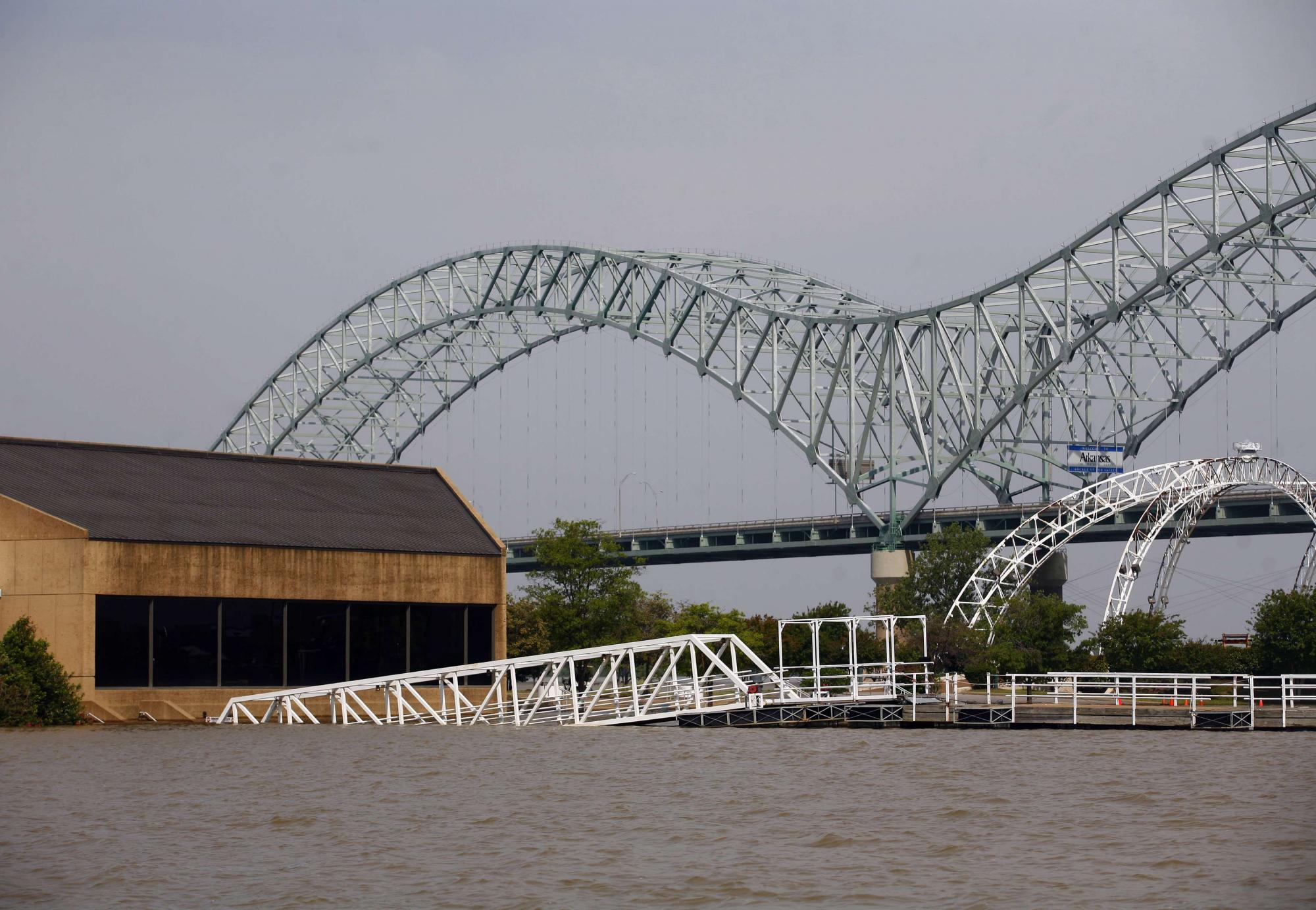密西西比河河水泛濫 孟菲斯居民面臨洪水和毒蛇侵?jǐn)_