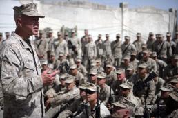 美海軍陸戰隊司令探望駐阿士兵 或將加快撤兵計劃