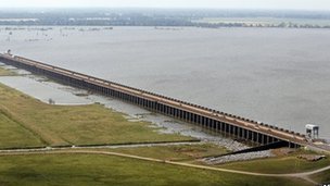 遭遇罕見(jiàn)洪水 美密西西比河三個(gè)泄洪道首次同時(shí)開(kāi)啟