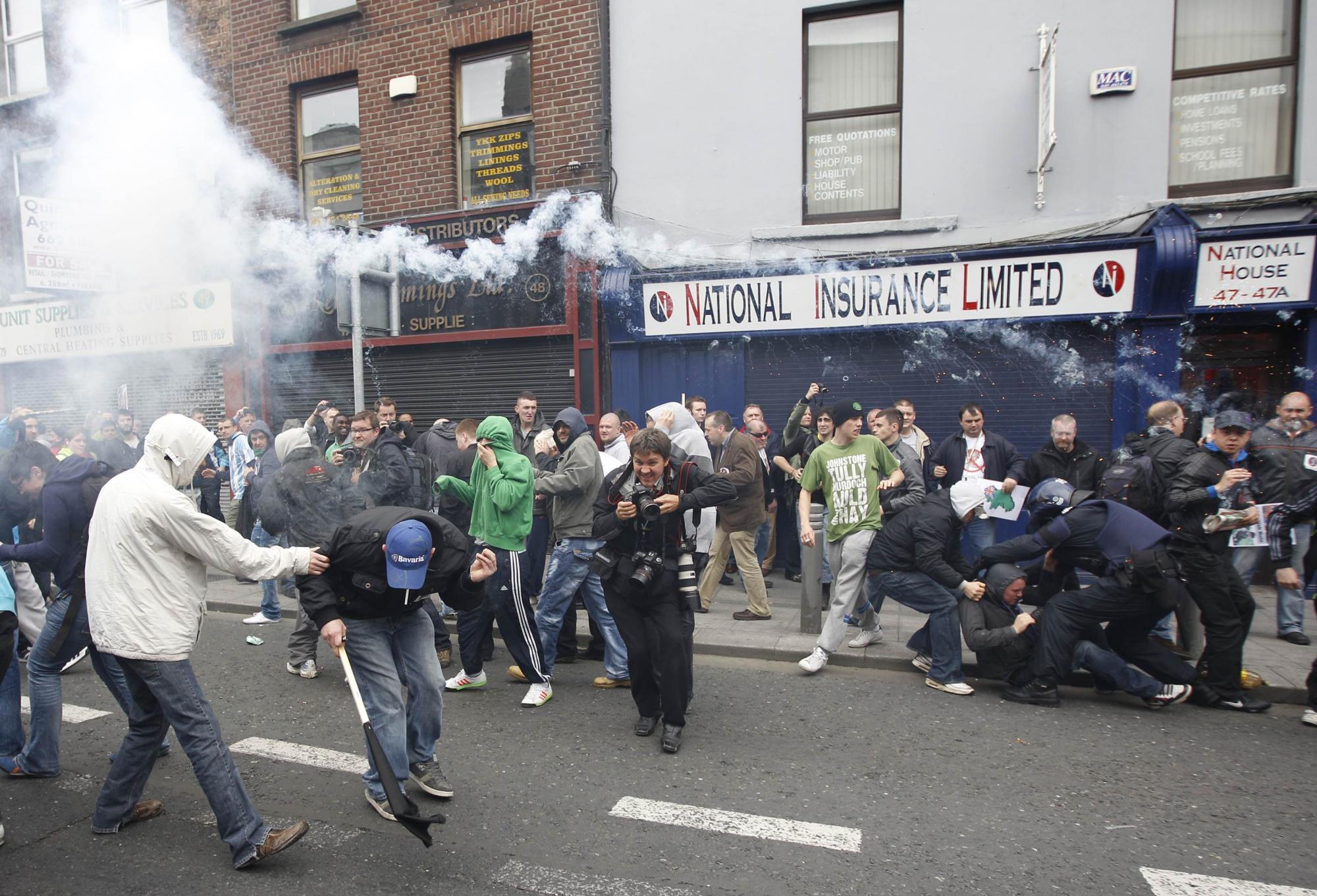 英女王抵都柏林開始“和解之旅” 敬獻花環參觀大學