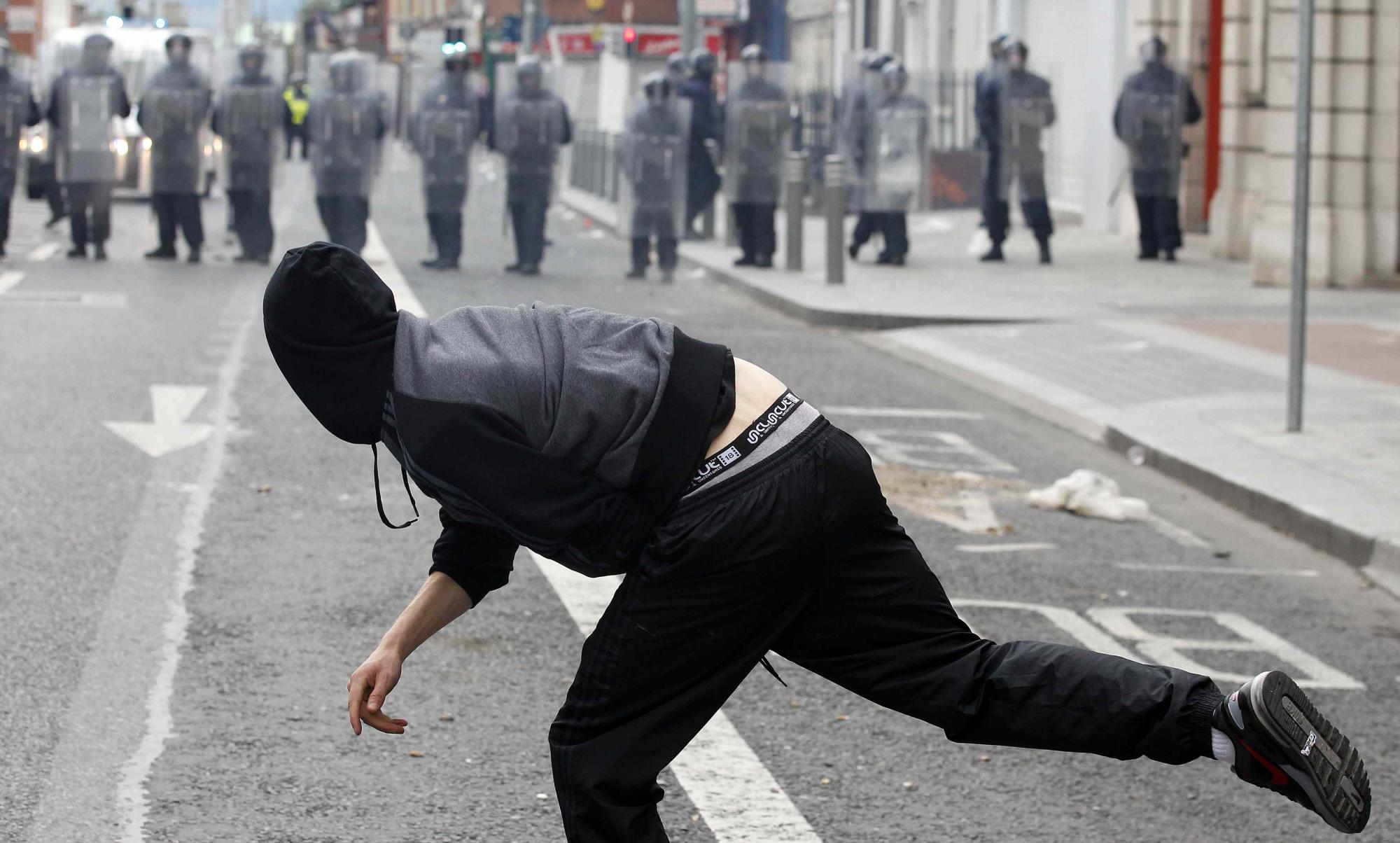 英女王抵都柏林開始“和解之旅” 敬獻花環參觀大學