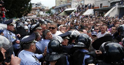 阿爾巴尼亞反對派因不滿地方選舉示威 與警方起沖突