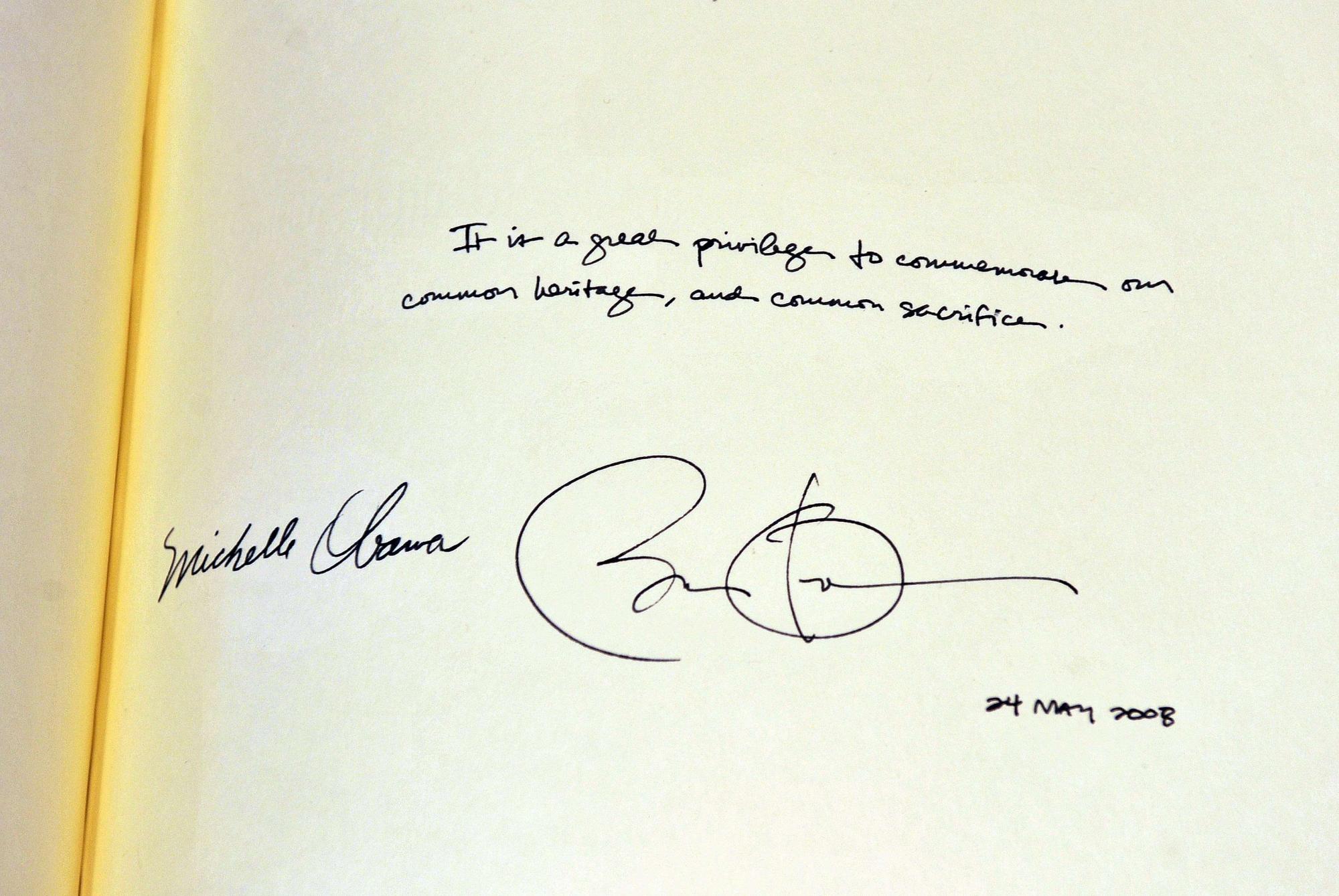 寫錯(cuò)日期、乒乓慘敗、樂(lè)隊(duì)搗亂 奧巴馬訪英有點(diǎn)兒“衰”