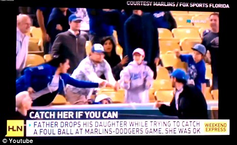 美國球迷老爸為接棒球致女兒“倒栽蔥” 招網友責罵