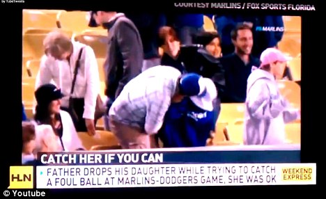 美國球迷老爸為接棒球致女兒“倒栽蔥” 招網友責罵