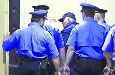 姆拉迪奇被捕時身上帶著兩把槍