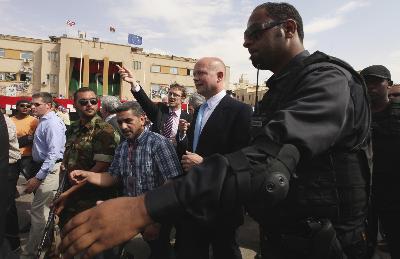 英外長(zhǎng)突訪利比亞、“阿帕奇”參戰(zhàn) 俄警告地面戰(zhàn)風(fēng)險(xiǎn)