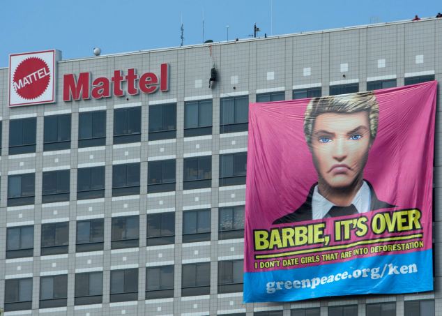 包裝紙?jiān)蟻碜杂∧釤釒в炅?芭比娃娃成環(huán)保“殺手”