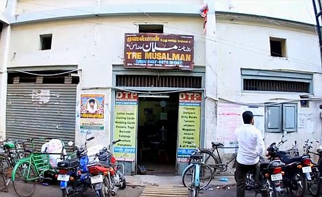 為傳承書法 印度一家報紙堅持手抄成世界“唯一”