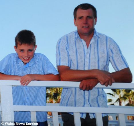 父親被公牛撲倒 英10歲機(jī)智男孩開(kāi)拖拉機(jī)相救