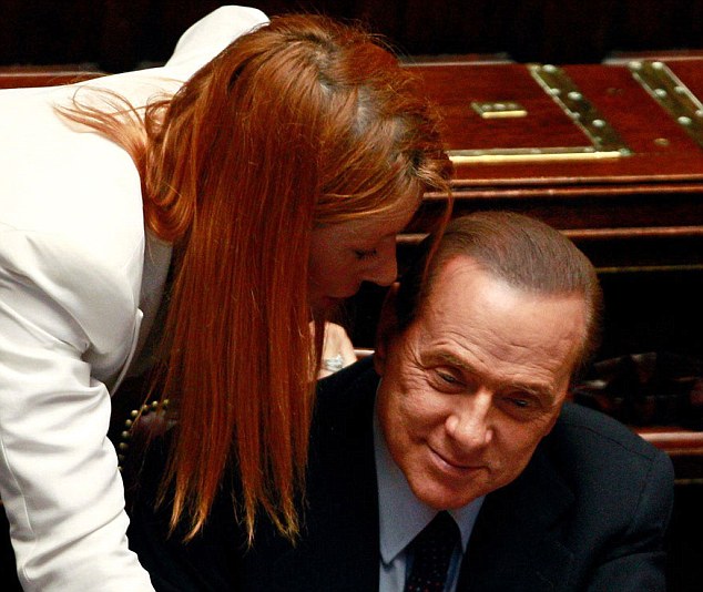 “花花老爺”貝盧斯科尼春風得意 與女同事親密耳語