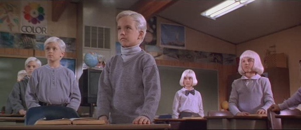 英國(guó)路邊安裝孩童造型交通樁 眼神幽戾嚇壞過(guò)往司機(jī)