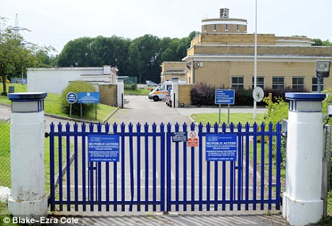 英警官誤將警犬鎖在車中悶死 自殺未遂或被指控