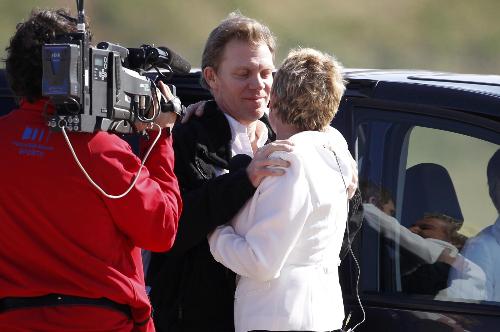 組圖：兩名在阿富汗被綁架法國記者抵達巴黎