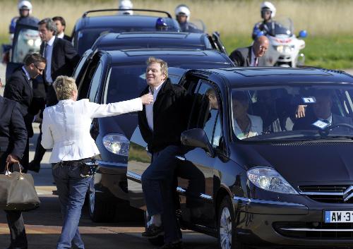 組圖：兩名在阿富汗被綁架法國(guó)記者抵達(dá)巴黎