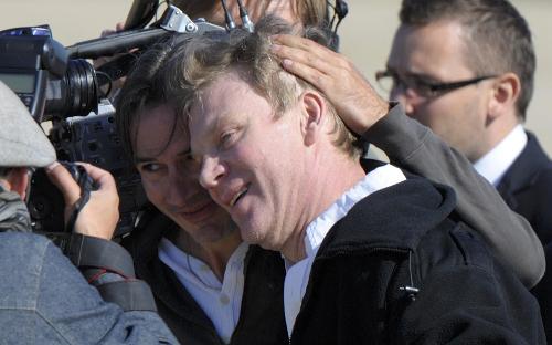 組圖：兩名在阿富汗被綁架法國記者抵達巴黎