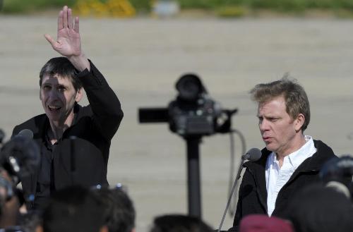 組圖：兩名在阿富汗被綁架法國記者抵達(dá)巴黎