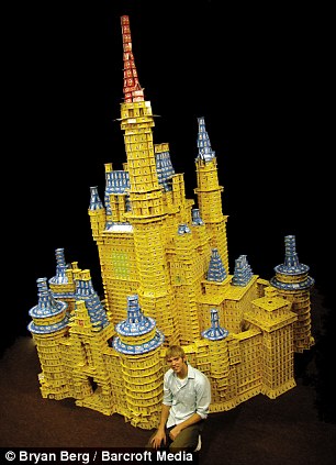 美國藝術家用紙牌搭出世界著名建筑 令人嘆為觀止