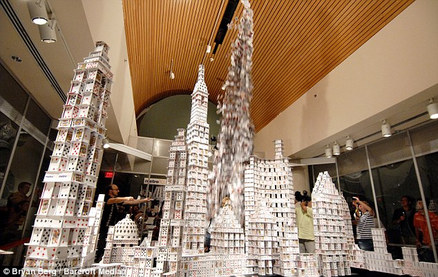 美國(guó)藝術(shù)家用紙牌搭出世界著名建筑 令人嘆為觀止