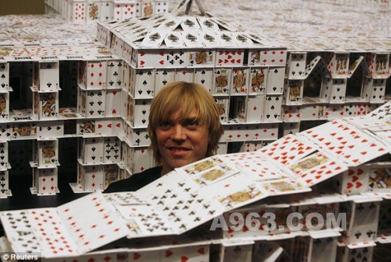 美國藝術家用紙牌搭出世界著名建筑 令人嘆為觀止