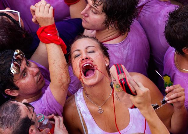 數(shù)萬(wàn)狂歡者齊聚西班牙小城 慶祝奔牛節(jié)開(kāi)幕（圖片新聞）