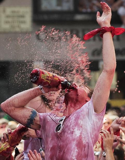 數萬狂歡者齊聚西班牙小城 慶祝奔牛節開幕（圖片新聞）