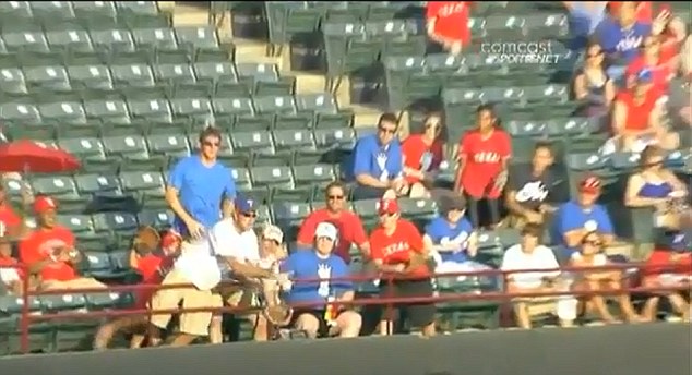 美棒球比賽發(fā)生悲劇 父親為兒子接球跌落看臺(tái)致死