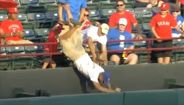 美棒球比賽發(fā)生悲劇 父親為兒子接球跌落看臺(tái)致死