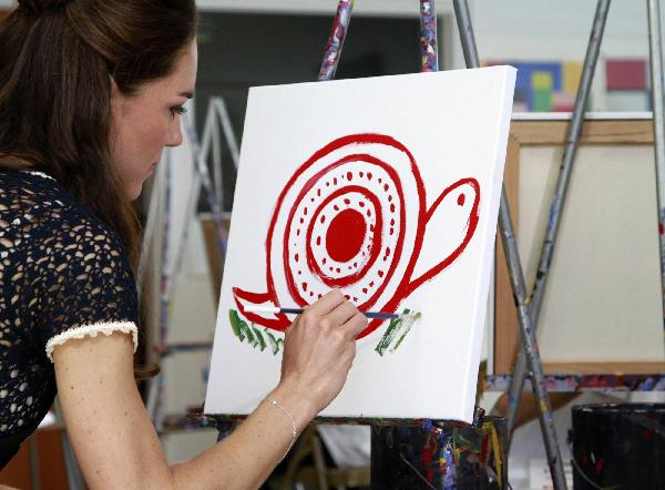 威廉王子夫婦訪問美國加州 王妃童趣大發畫蝸牛