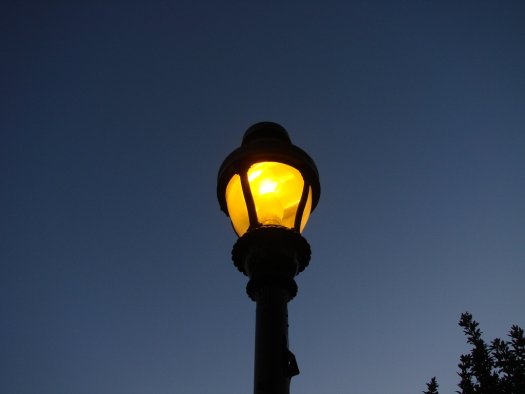 印尼科學家研發智能路燈 車輛通過時自動亮起