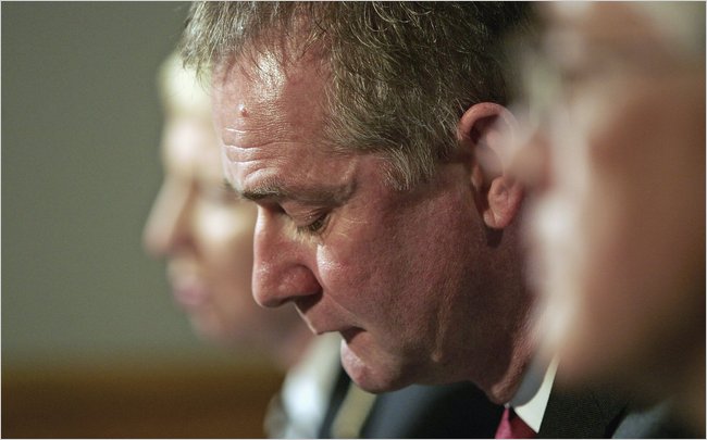 旗下兩報紙再爆竊聽英前首相丑聞 新聞集團推遲并購