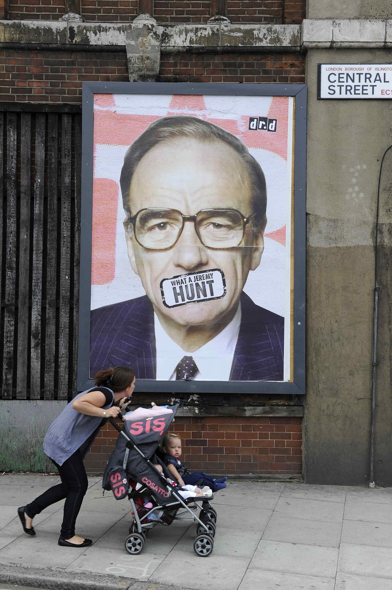 旗下兩報紙再爆竊聽英前首相丑聞 新聞集團推遲并購